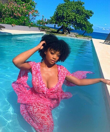 Taylor Banner model nudes pic