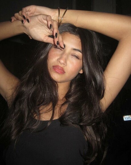 Meeya Dugied star free pictures