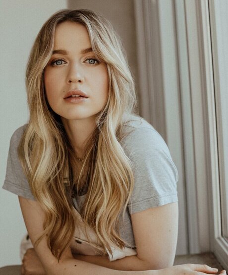 Roan Curtis sexy model gallery