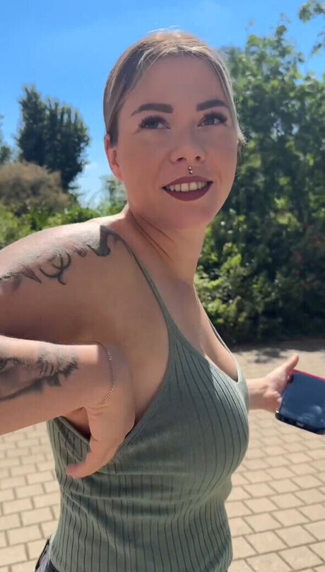 Die Meedtis model beautiful photo