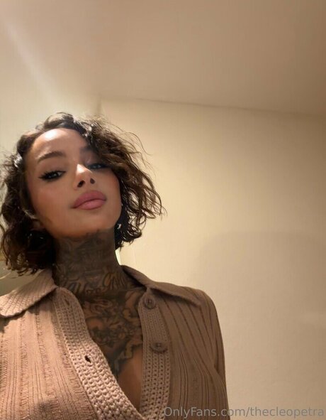 Cleo Petra hot star pics