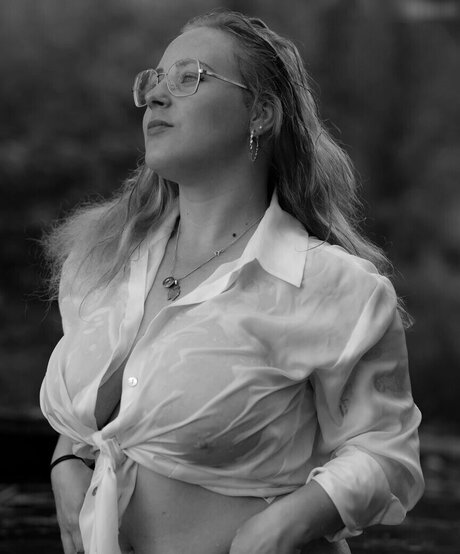 Sarahfahr9 hot model pic