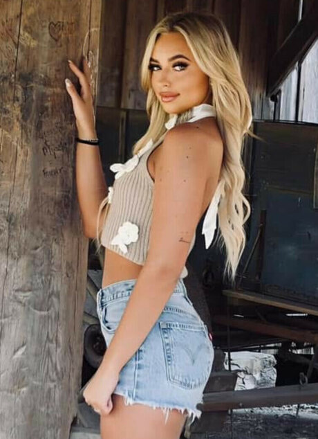 Kamryn Dockery model sexy pics