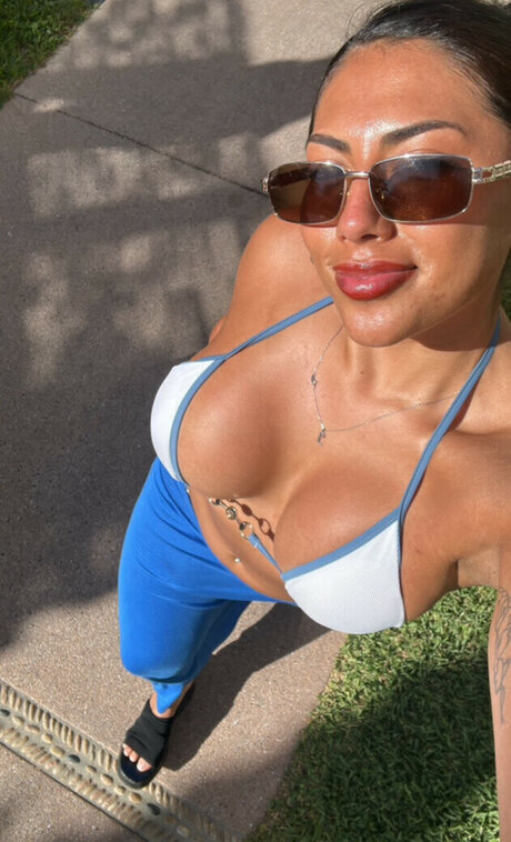 Path Wei_ free model photo