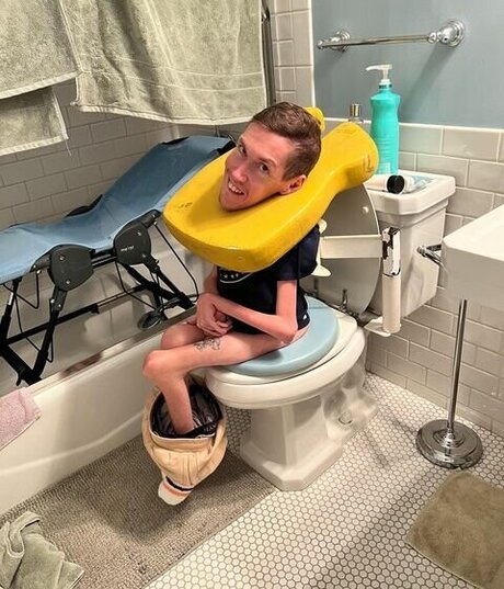 Hannah Aylward sexy star image