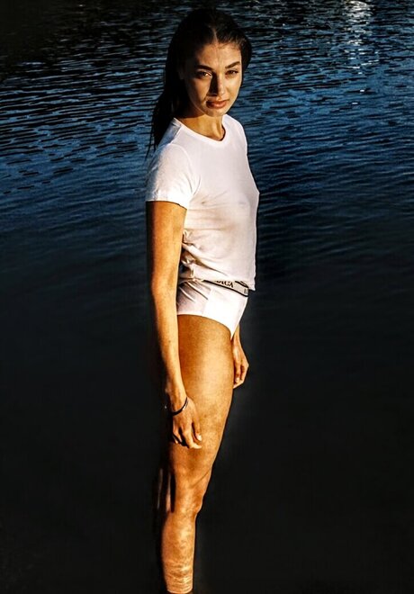 Sarah Posch hot actress photo