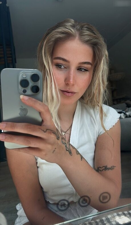 Cirizzle model exclusive photo