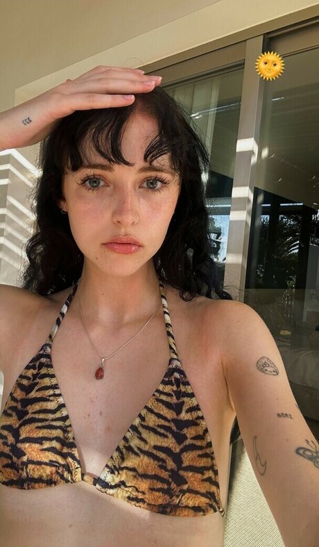 Holly Laing pornstar nude picture