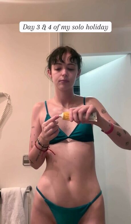 Holly Laing art actress pictures