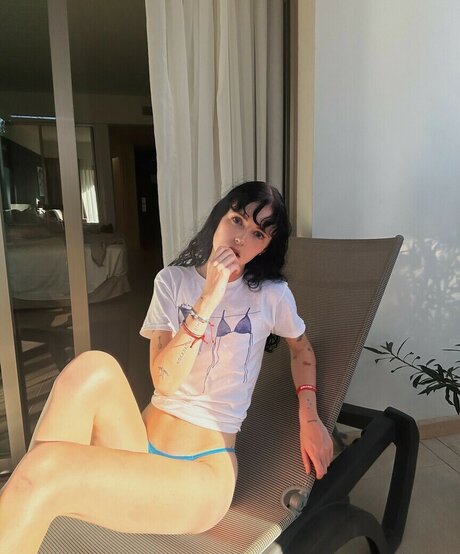 Holly Laing model naked images