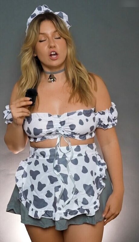 KellyMissesvlog erotic actress image