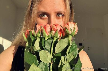 Luna Zuhause pornstar erotic gallery