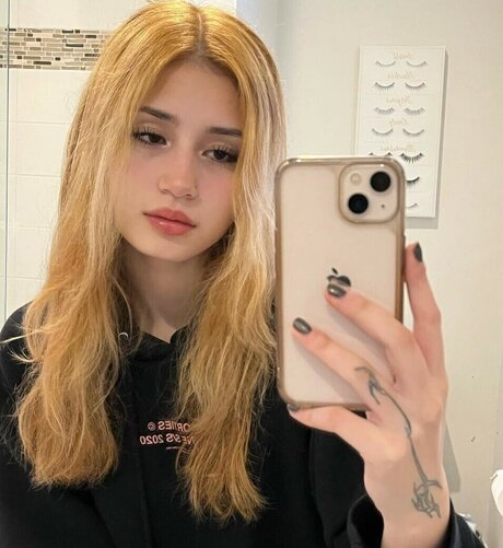 Emilykr0pp xxx star picture