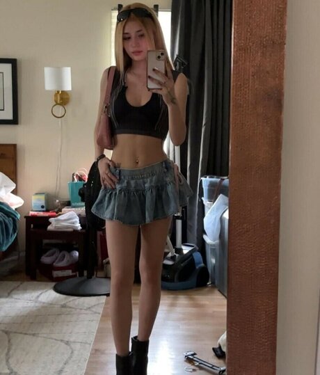 Emilykr0pp star nudes pic