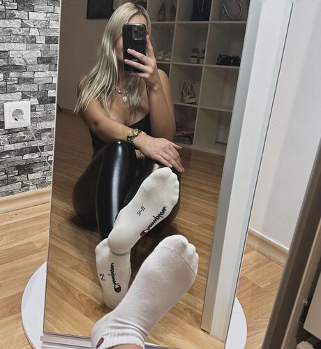 mom onlyfans exclusive image