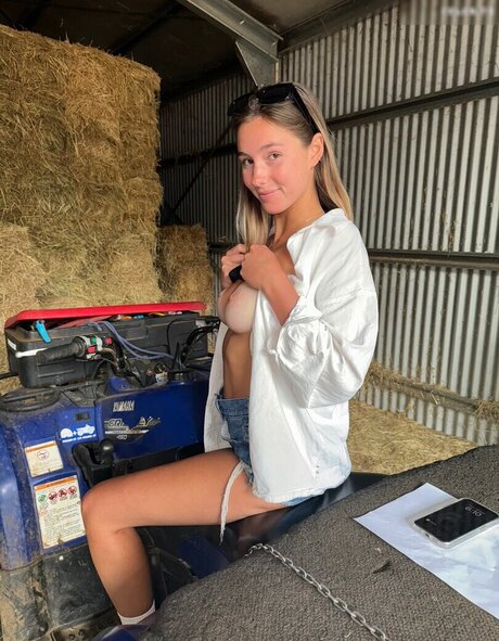 Grace Wood adult model pictures