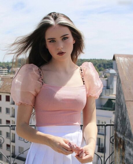 nadinebreaty model top image