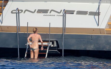 Lara Stone naked model img