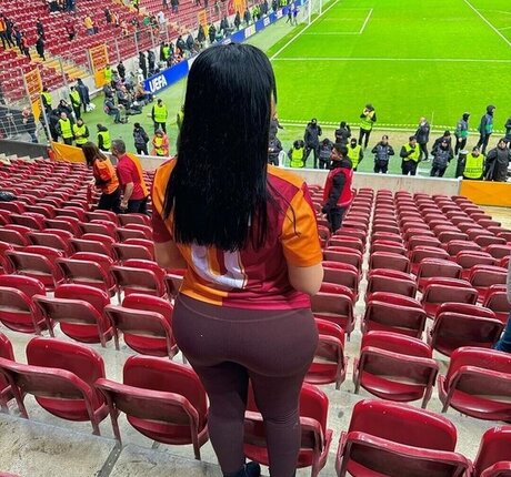 Melek Azad model pornographic picture