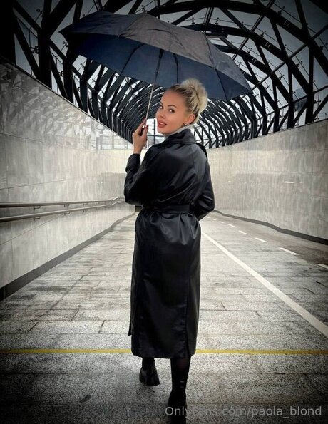 Paola blond hot actress archive