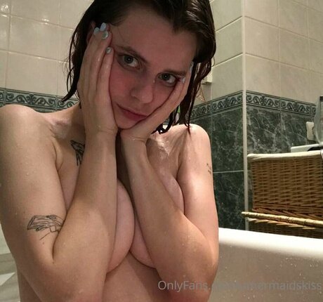 Mermaids Kiss porn model photo