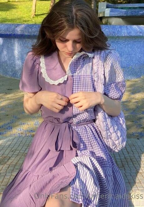 Mermaids Kiss nude star img