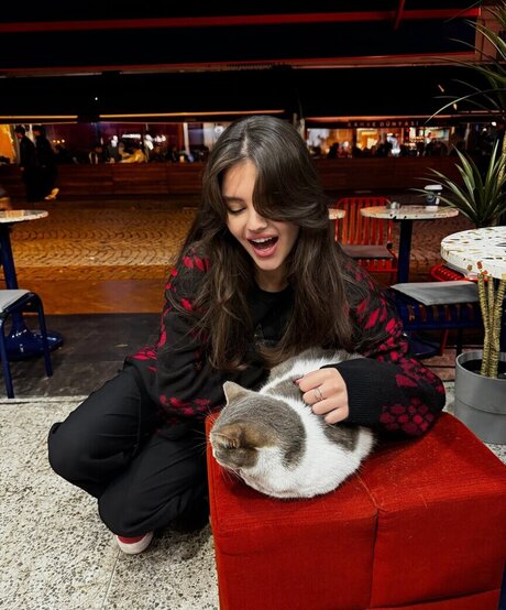 Sinem Melek Co kun star pretty pic