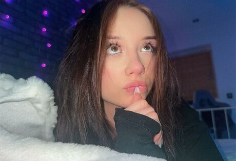 Mela Pustelnik hot actress picture