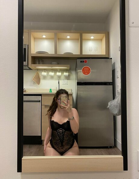 elizabethnichol nice model pic