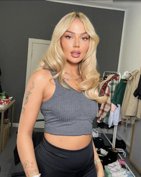 Loredana Zefi pretty star archive