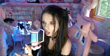 Ariel Harris star pornographic pictures