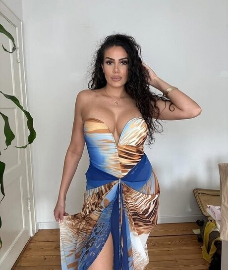 Roaya Soraya model erotic pic