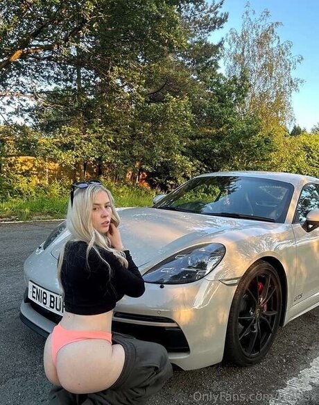 Hollssx model nudes photo