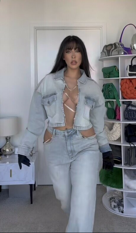 Alara Taneri sexy model pictures