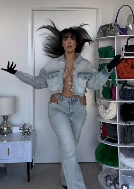 Alara Taneri model sexy pic