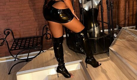 Anny Marry model adult pic