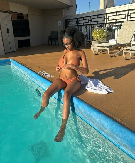 Alicia Adams model pretty pic