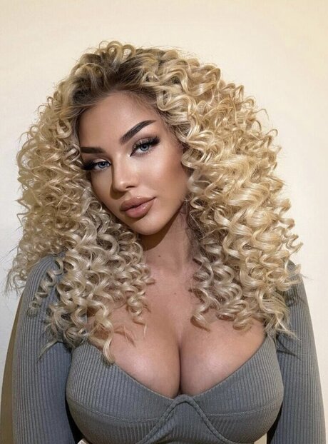 Elaine Victoria hot star picture