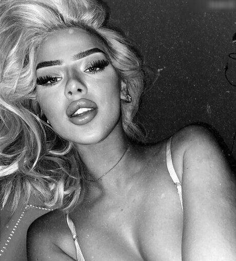 Elaine Victoria hot pornstar pics