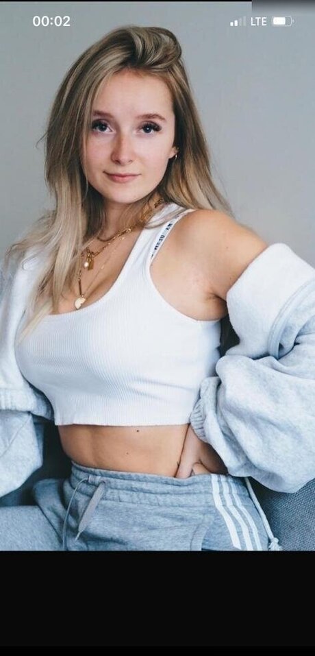 MinusElf model pornographic images