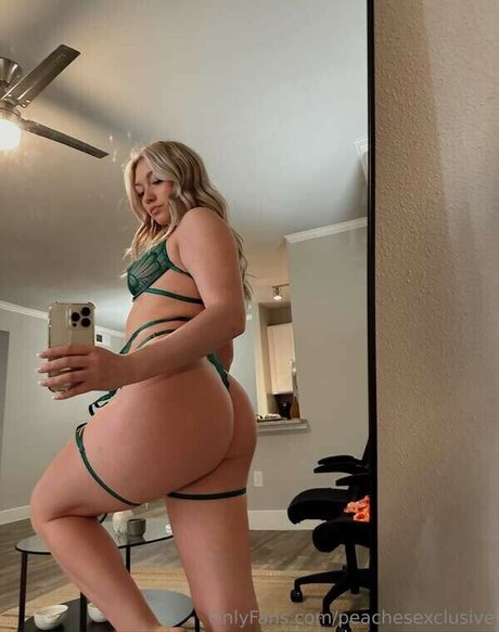 PeachesExclusive model erotic pics