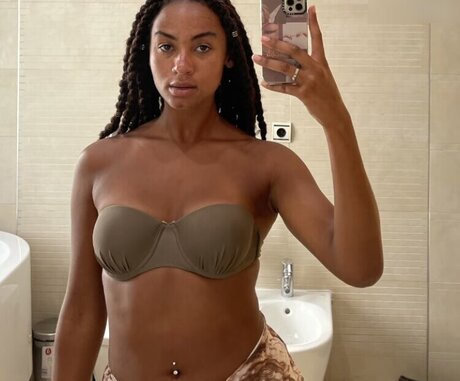 Shaggy Baggy nude model picture