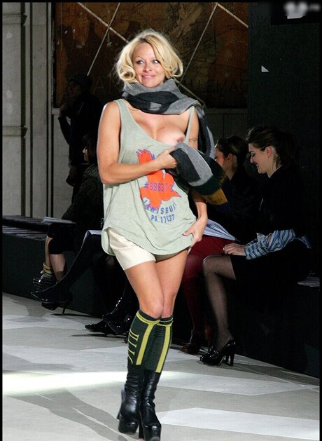 big tits cougar onlyfans erotic pic