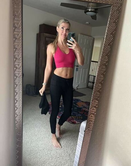 Holly Hotwife star top galleries