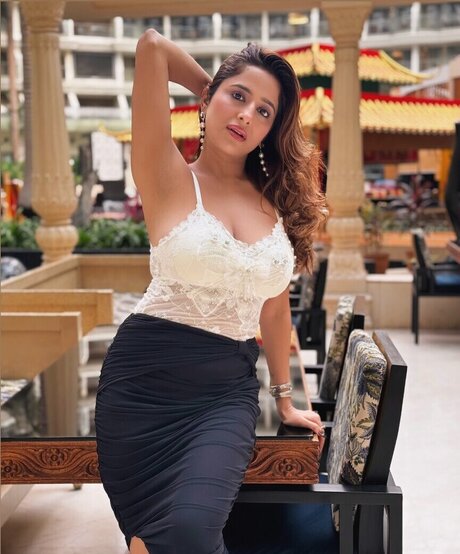 Kate Sharma model nude pic