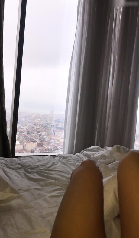 Giulie Hope Santana hot star image