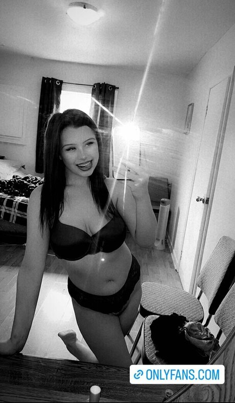 Layla XX pretty actress pics