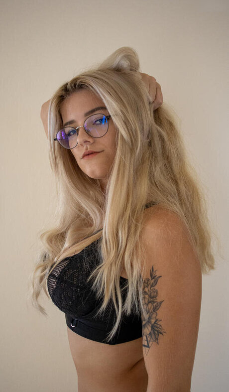 AnnaTravels sexy model img