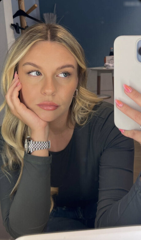 Dagi Bee model naked photos