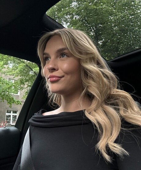 Dagi Bee model naked archive